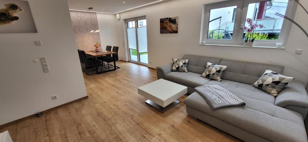 a living room with a couch and a table at Ferienwohnung in Lohrheim in Lohrheim
