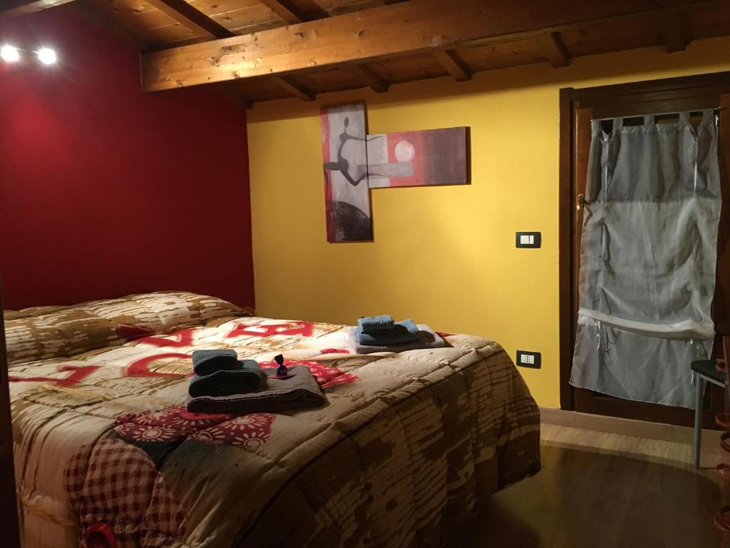 サッサリにあるDomoruja B&Bの黄色い壁のベッドルーム1室(ベッド1台付)