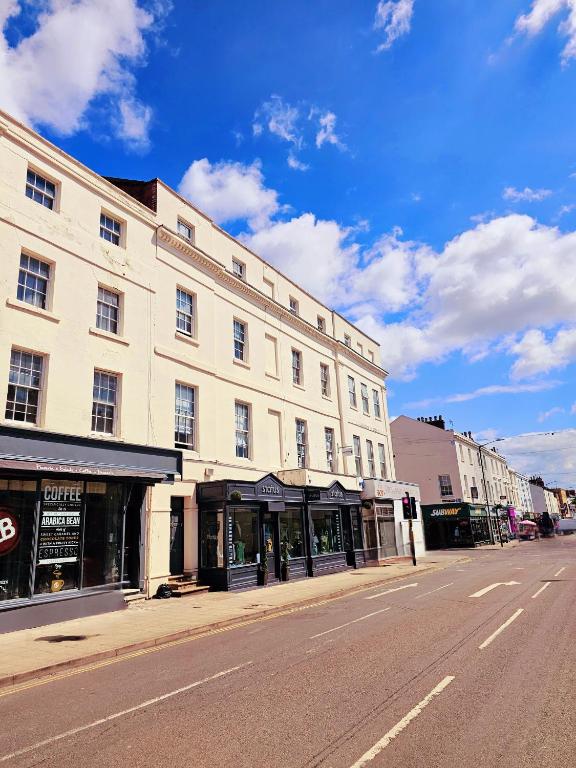eine leere Stadtstraße mit einem großen Gebäude in der Unterkunft Warwick St Studios in Leamington Spa