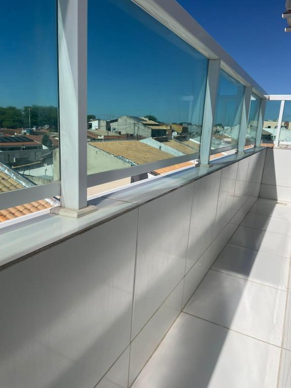 an empty balcony with a view of the city at Apartamento Novo e ventilado in Petrolina