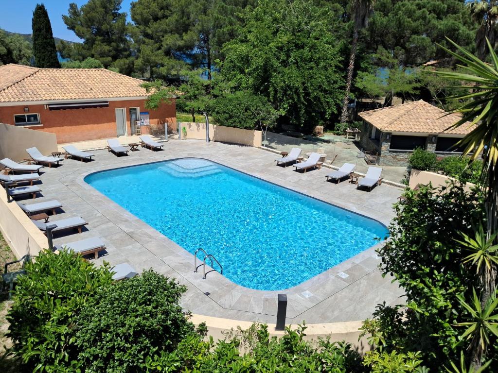 an overhead view of a swimming pool with lounge chairs at Résidence de Tourisme Fior di Rena in Saint-Florent