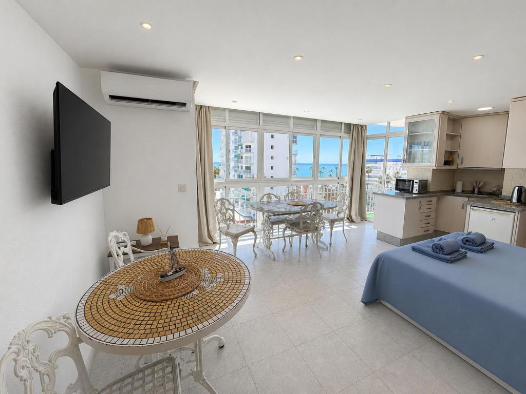 Estudio Luminoso con Vistas al Mar y Piscina