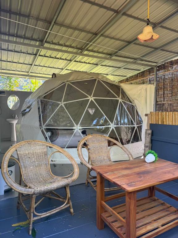 a table and chairs and a car in a tent at สะปันฮิลล์ Sapan Hill in Ban Huai Ti