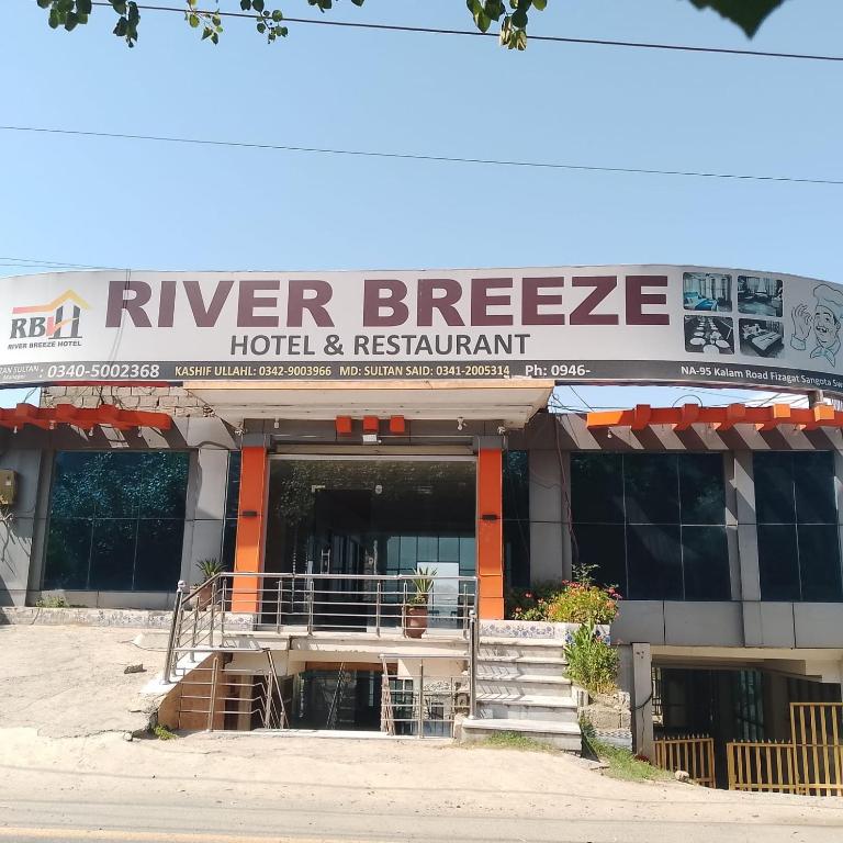 ein Gebäude mit einem Schild, auf dem „River Breeze Hotel und Restaurant“ steht in der Unterkunft River Breeze Hotel in Mingora