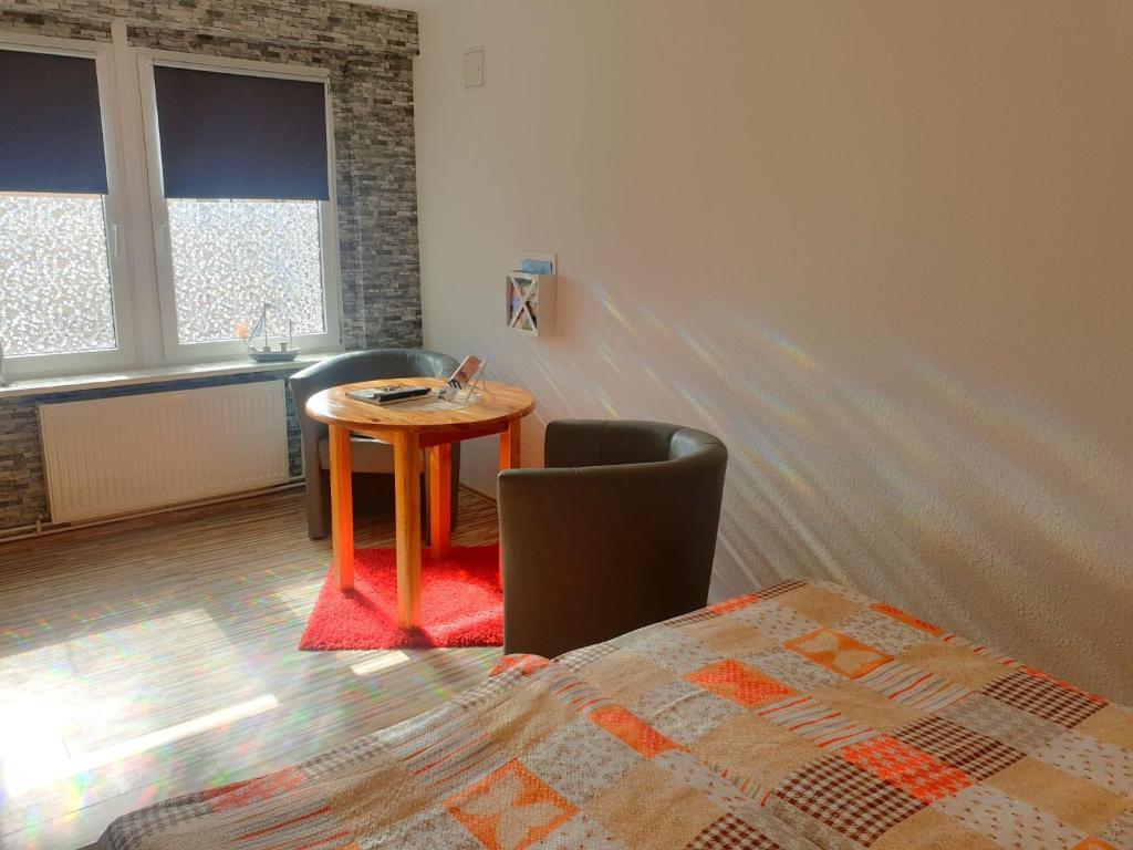 a room with a small table and a chair at Ferienwohnungen Seestraße in Sassnitz