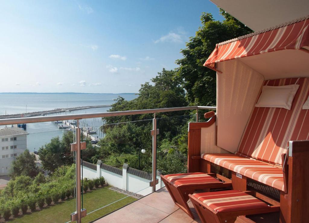 a balcony with chairs and a view of the ocean at Villa Friede-Marie, FeWo Meeresidyll in Sassnitz