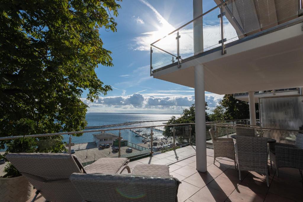 a balcony with chairs and a view of the ocean at Villa Friede Marie FeWo Svea in Sassnitz
