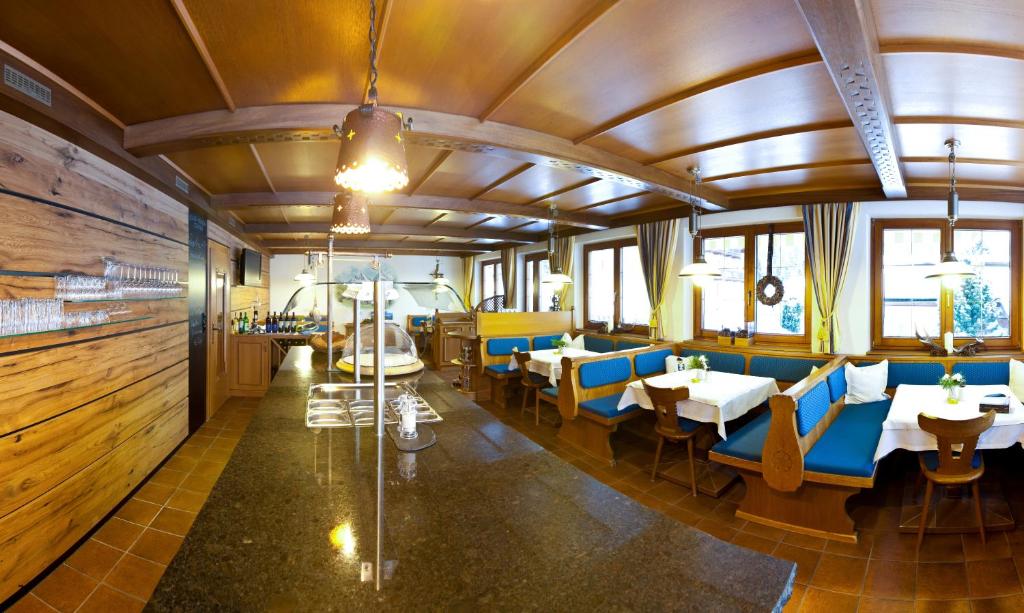 Restaurace v ubytování Ferienhaus Alpina