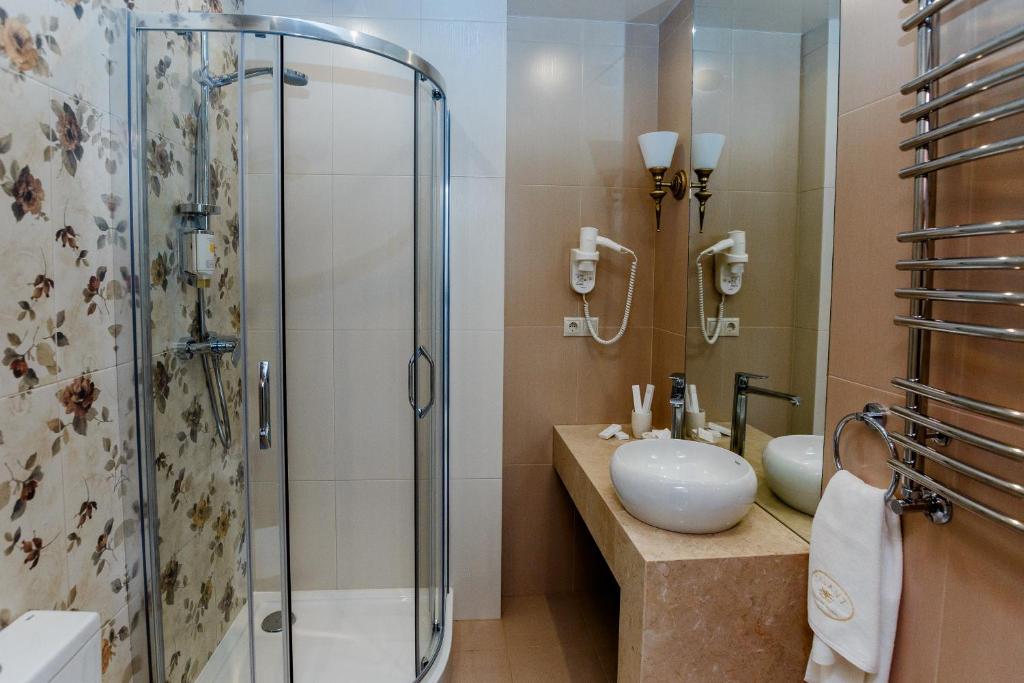 Koupelna v ubytování Galant Hotel