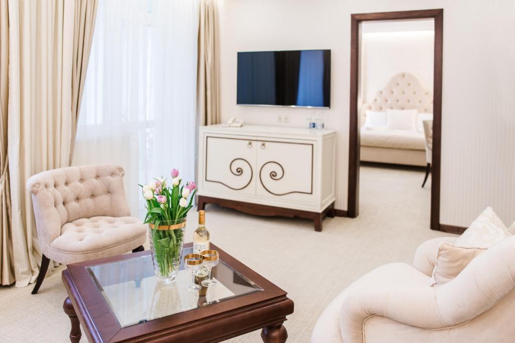 TV a/nebo společenská místnost v ubytování Galant Hotel