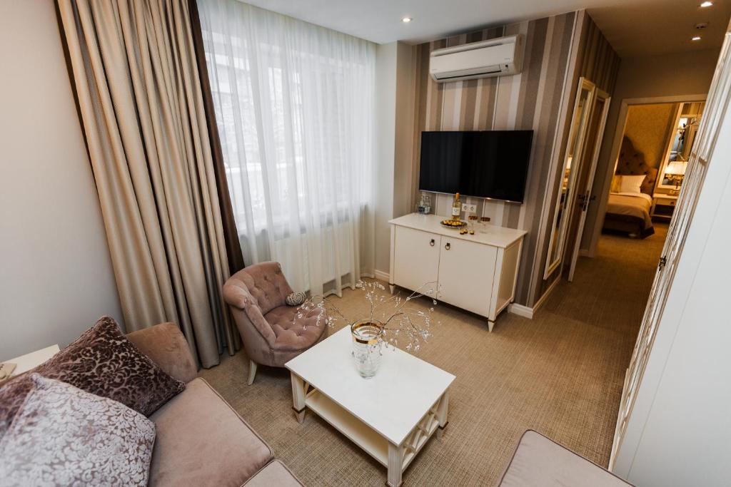 TV a/nebo společenská místnost v ubytování Galant Hotel
