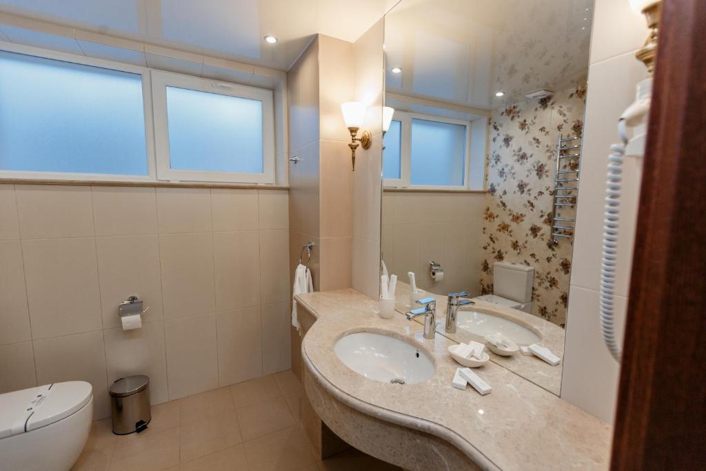 Koupelna v ubytování Galant Hotel