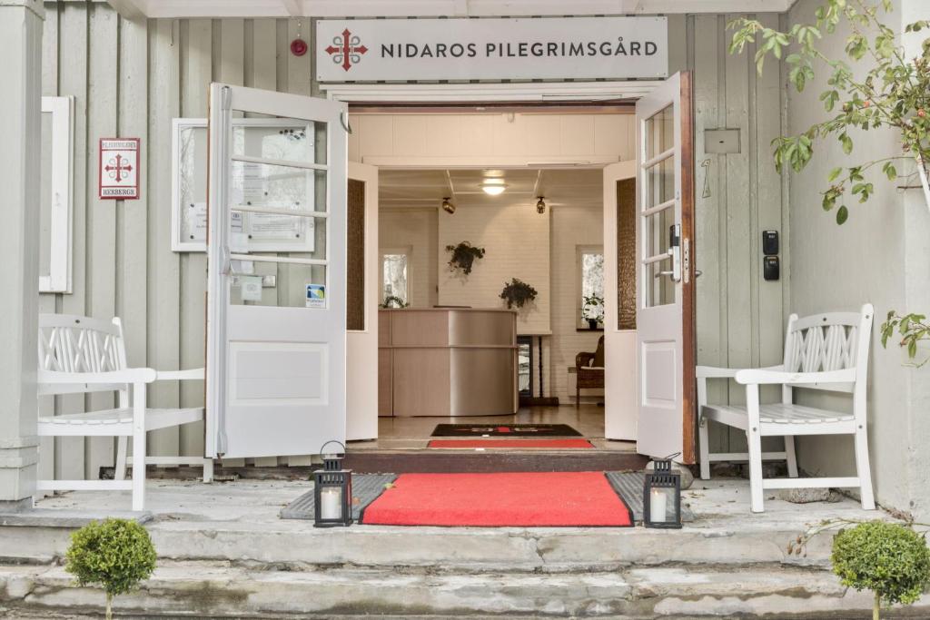 an open door of a house with a red rug at Nidaros Pilegrimsgård in Trondheim