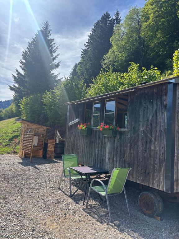a table and chairs next to a trailer at Sommerkino in Krispl