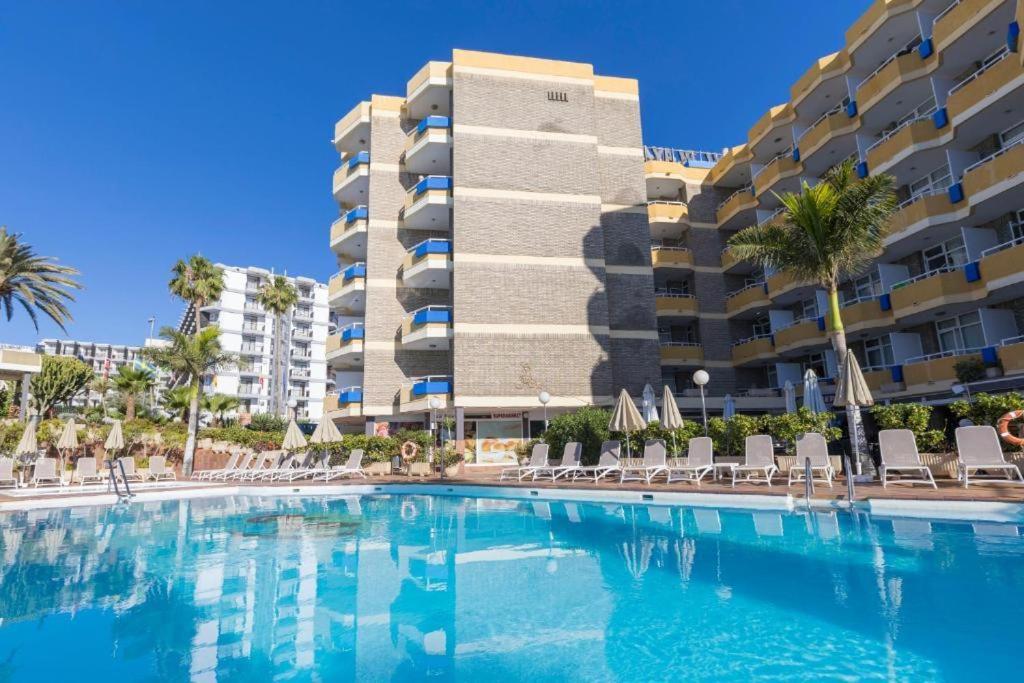 a swimming pool in front of a large building at BLUESEA Veril Playa in Playa del Ingles