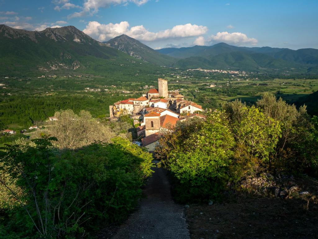 a small village on a hill with mountains in the background at Da Nonna Pasqualina in Ciorlano