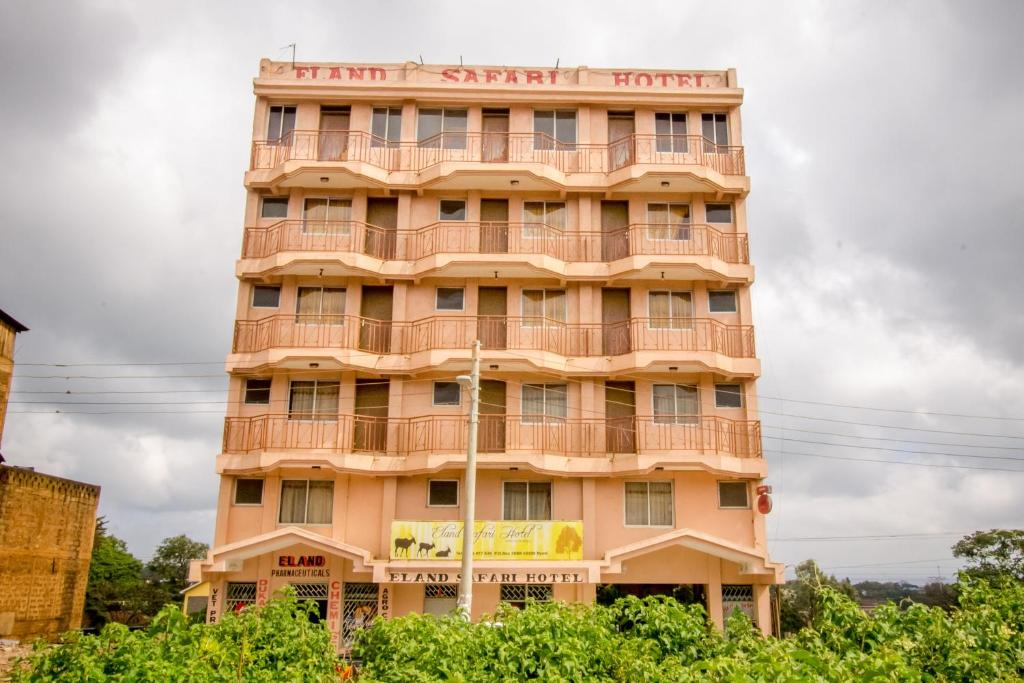 Un edificio alto con un cartel. en Eland Safari Hotel Nyeri en Nyeri