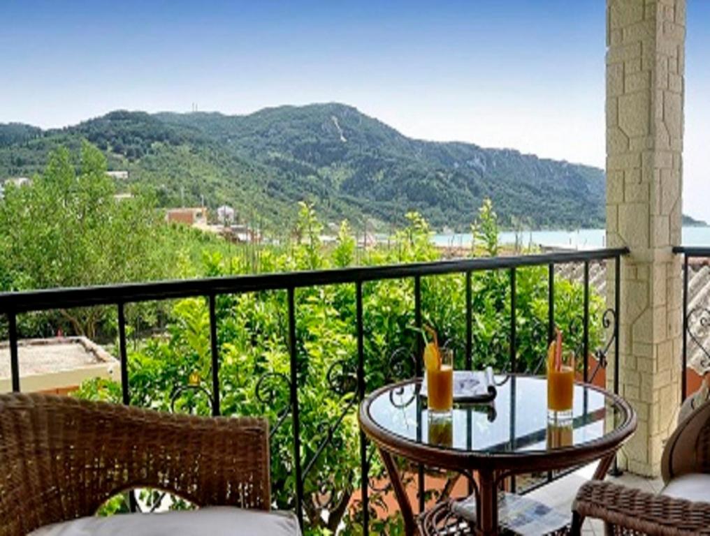 un patio con tavolo e sedie sul balcone. di Caramela Beach House ad Agios Georgios Pagon