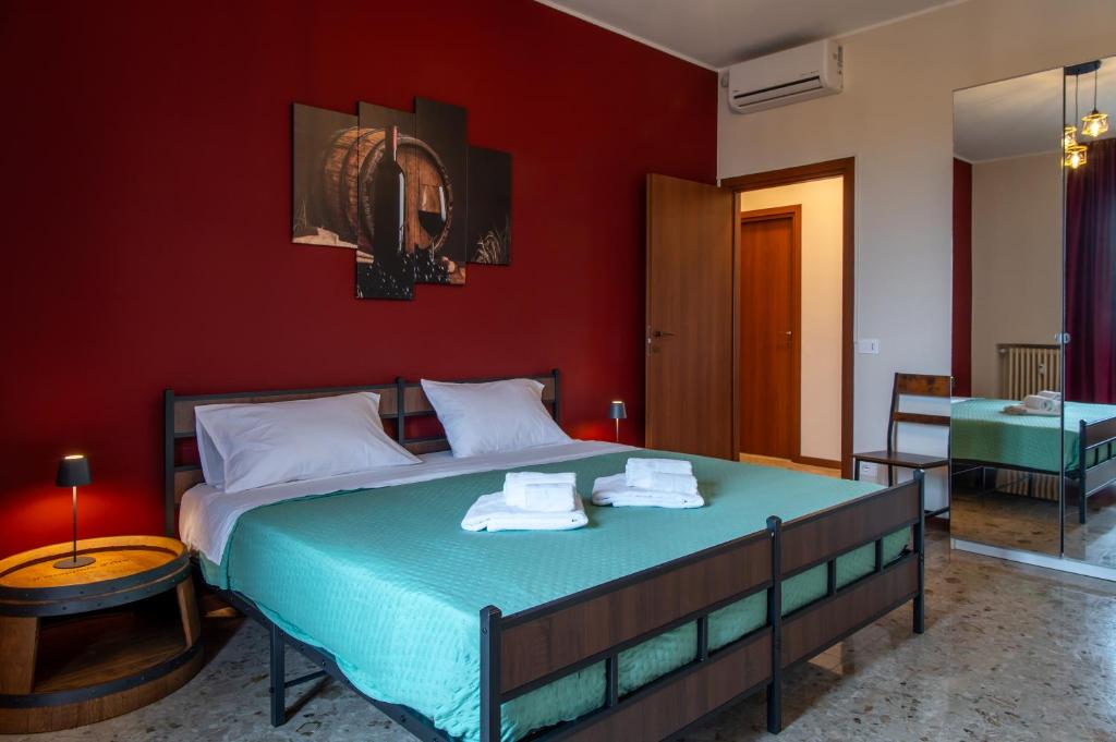 a bedroom with a bed in a red wall at Il Grappolo d'Oro Family - Appartamento in centro in Tortona