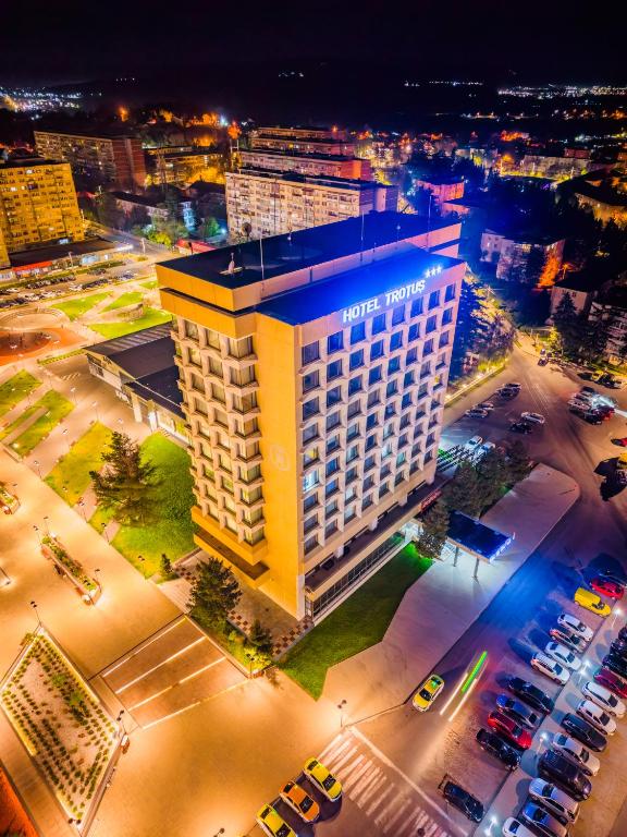 a tall building in a city at night at Hotel Trotuş in Onești