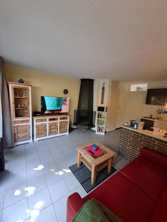 a living room with a couch and a coffee table at Huus Kompass - Familienurlaub mit Hund nahe am Nordseestrand in Butjadingen