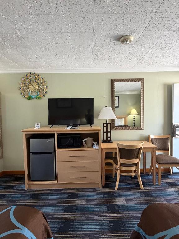 Colonial Motel photo