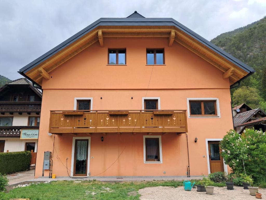 a house in the mountains with a balcony at Da Lisi in Ugovizza