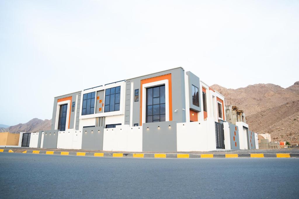 a building on the side of a road at Horizon Stay Nizwa in Firq