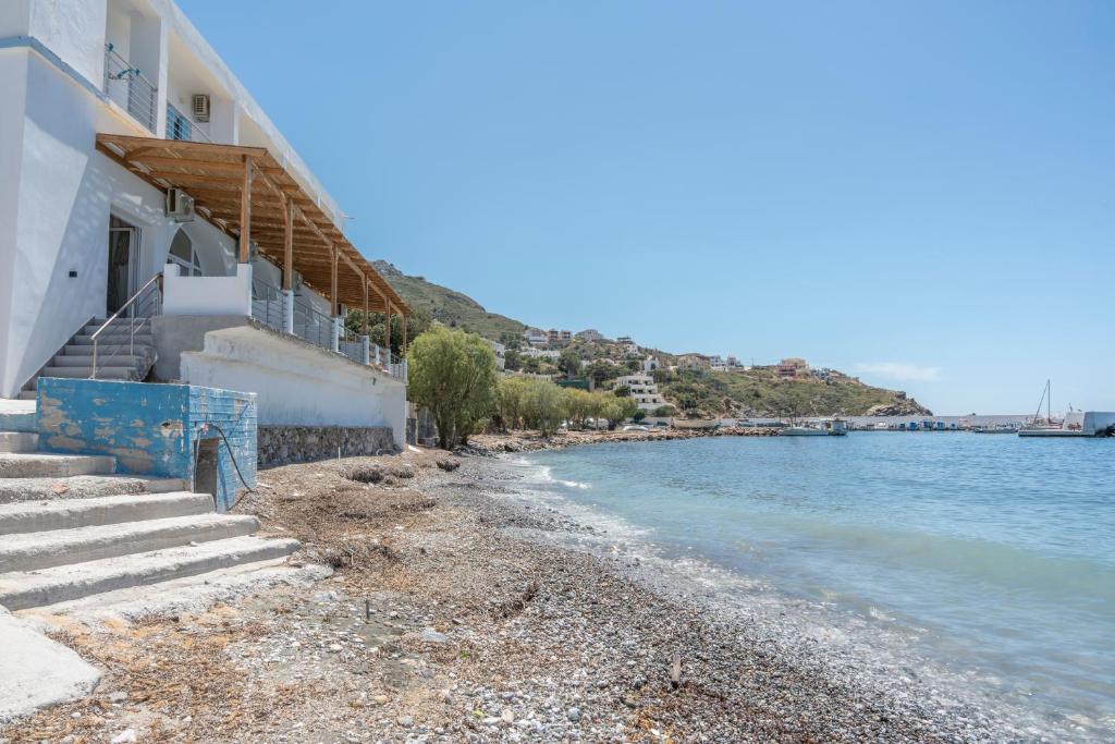 a building on the shore of a beach at Next to the wave in Myrties