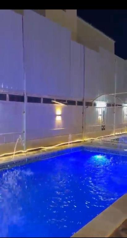 Piscina de la sau aproape de ميفارا