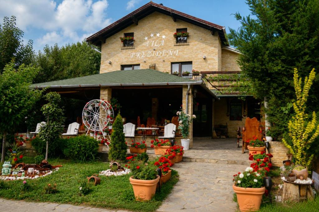 a building with plants and flowers in front of it at Vila Prezident in Sremski Karlovci