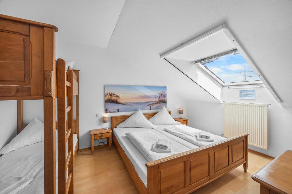 a bedroom with a large bed and a window at Gästehaus am Wasserpark in Rust