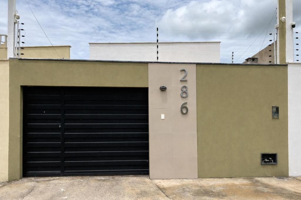 a building with a garage door with the number two at Casa para temporada em SRN in São Raimundo Nonato
