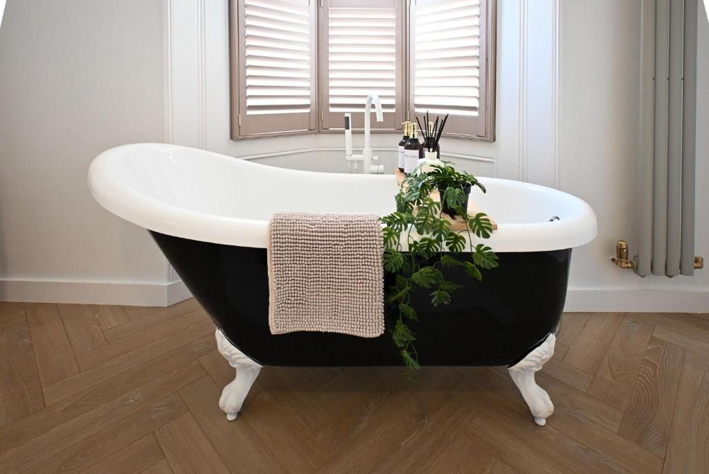 a black and white bath tub in a bathroom at Kent House in Ramsgate