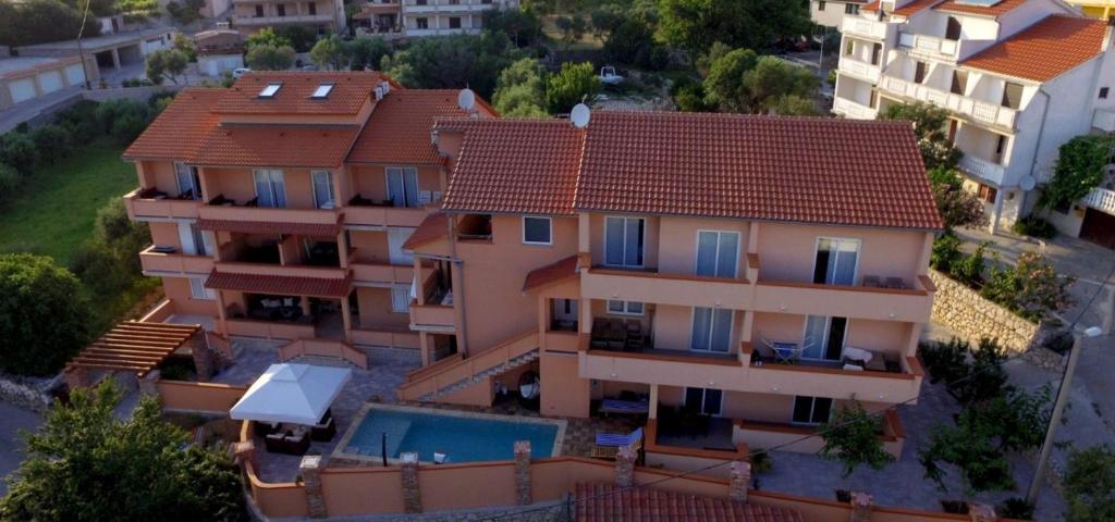 an overhead view of a building with a pool at Del Mar 2 in Kampor