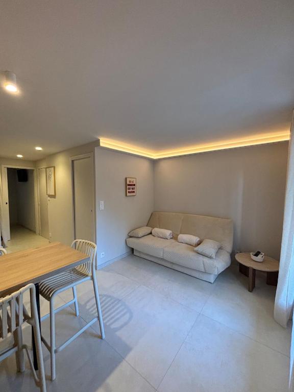Appart T2 neuf le Dramont terrasse et plage à pied