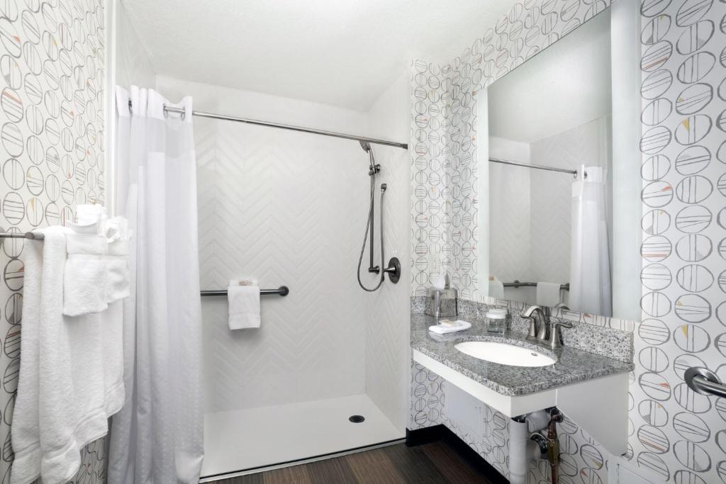 Holiday Inn Asheville East-Blue Ridge Pkwy, an IHG Hotel - 