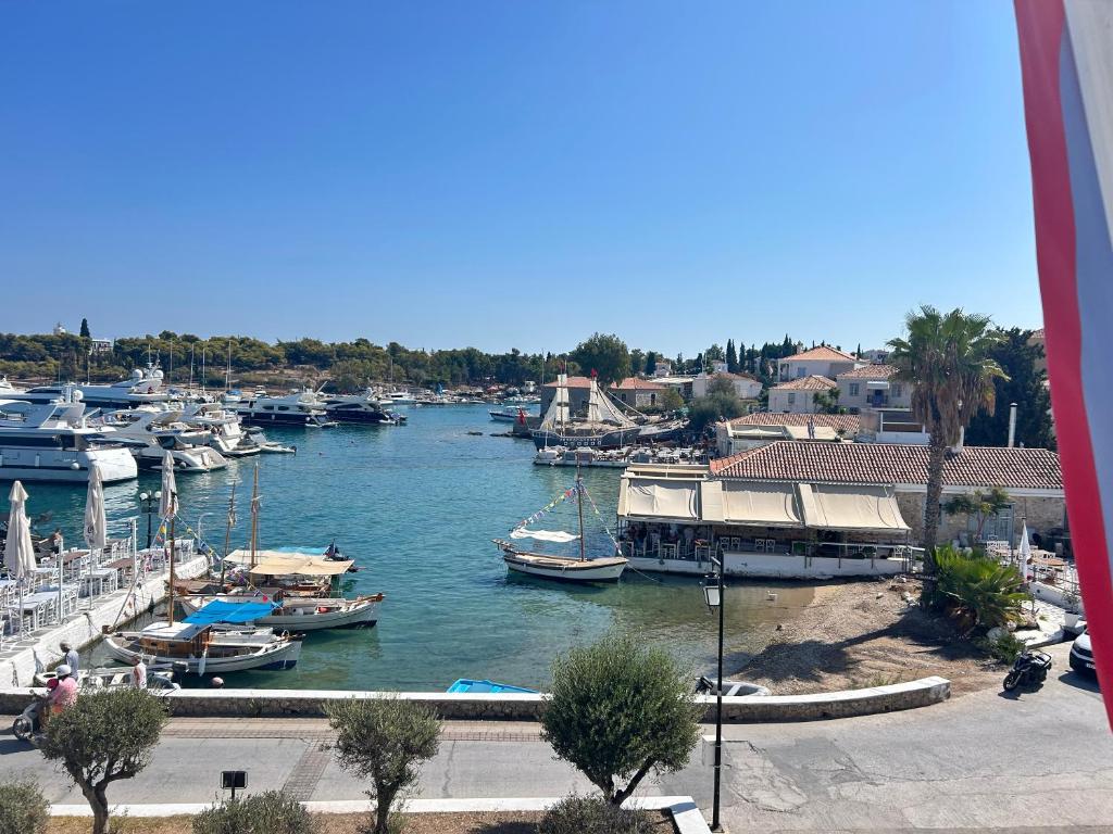 un gruppo di barche ormeggiate in un porto di Relax & Enjoy a Spetses