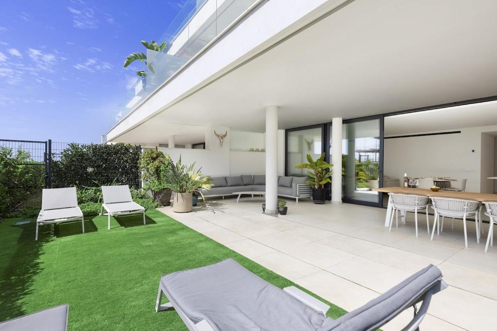 Exclusive Apartment with Garden in Higueron