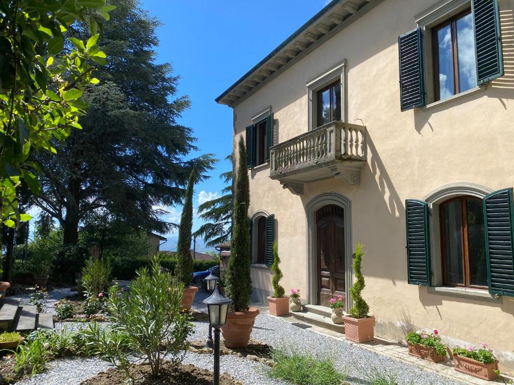 a house with a balcony on the side of it at Hotel Villa Porta All'Arco in Volterra
