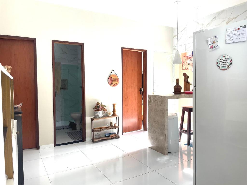 a living room with a mirror and a kitchen at Casa Expocrato in Crato