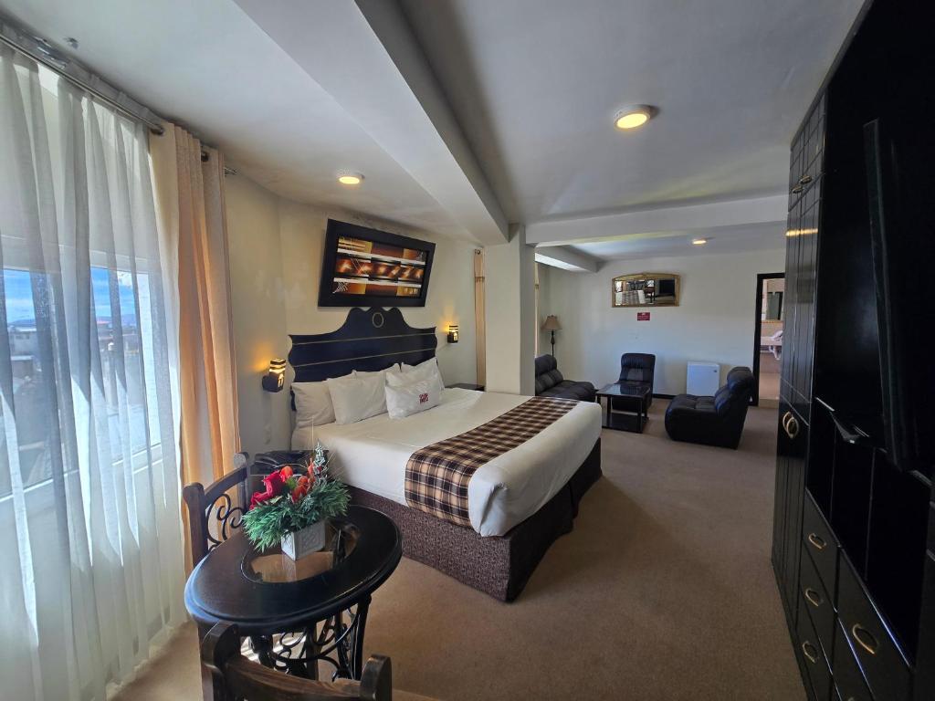 a hotel room with a bed and a television at TerraMistica Puno Centro in Puno
