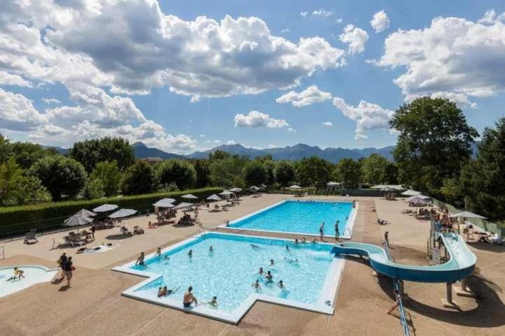 a large swimming pool with people in it at Camping 3 étoiles - Piscine - ccbgaae in Mens