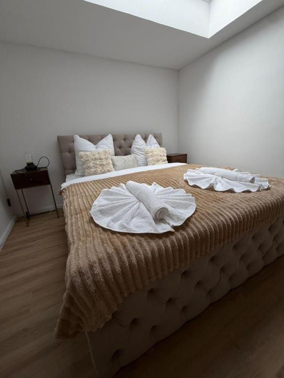 a bedroom with a large bed with towels on it at Enjoy-Zimmer in Altenahr