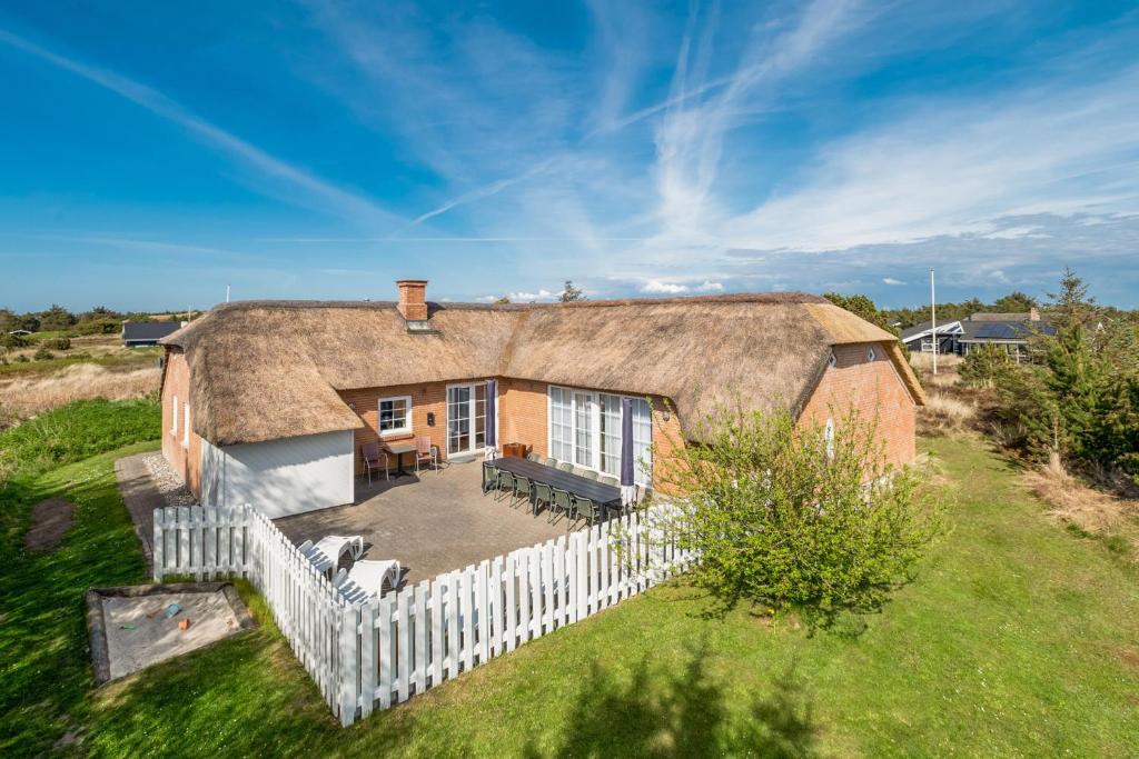 an overhead view of a house with a white fence at Feriehus 1145 in Ringkøbing