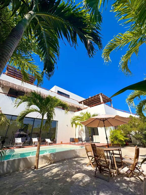 a house with a pool and a table and chairs at Villa Paraiso in Holbox Island