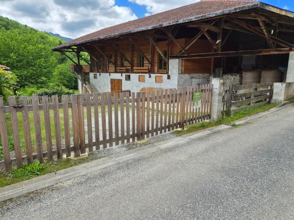 a wooden fence in front of a building at Le Rucan Maison atypique in Montastruc-de-Salies
