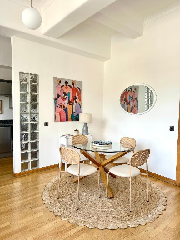 a dining room with a table and chairs at Luxury Historic City-Centre Flat & Free Parking in Glasgow