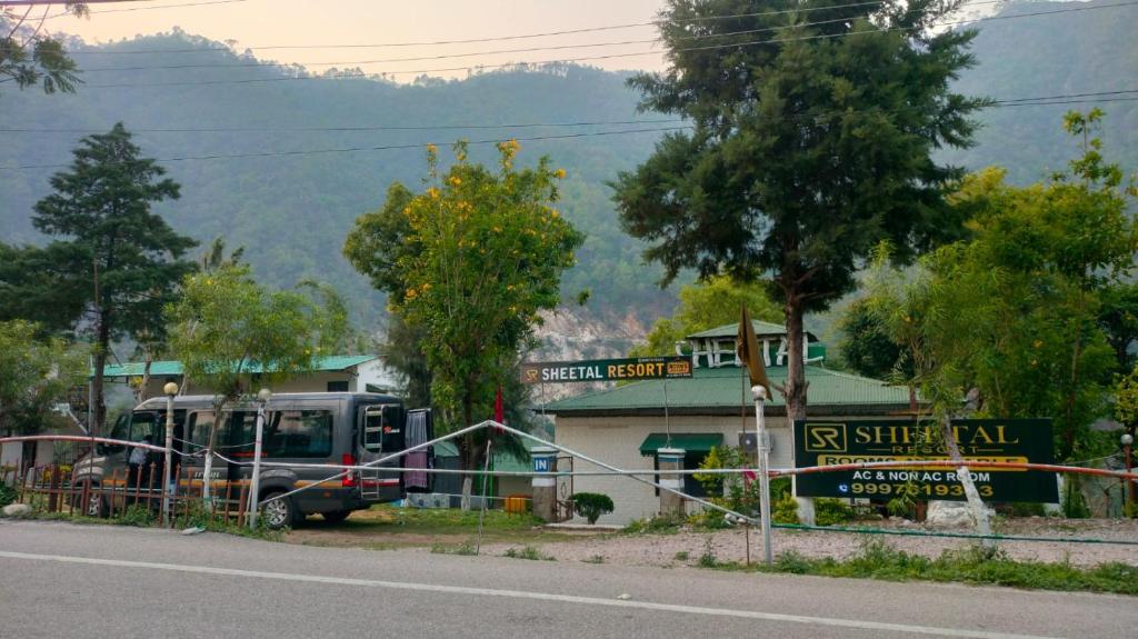 a bus parked on the side of a road at Sheetal Resort and Restaurant in Rudraprayāg