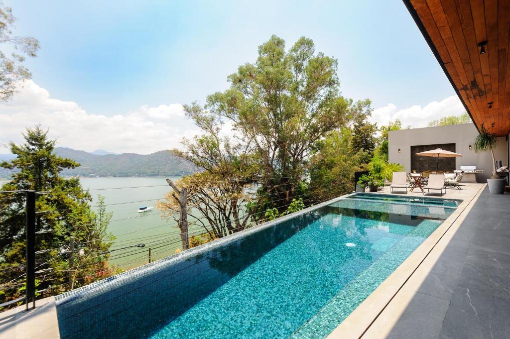 a swimming pool in a house with a view of the water at Villa del Carmen in Colorines